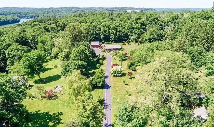 Adorable Country Studio on a Beautiful Property - Image 1