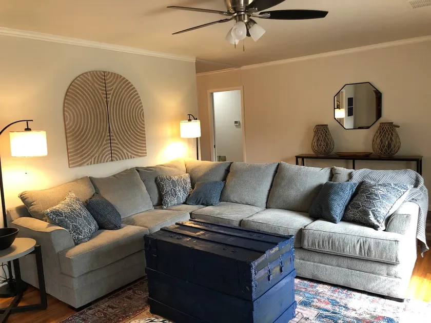 Cheerful 3 Bedroom Home Has Everything You Need! - Image 1