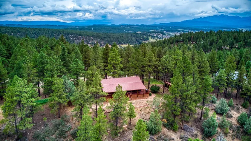 4-bedroom nestled in the trees with views! - Image 1