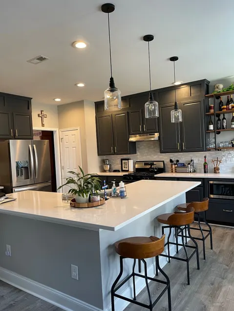 Cheerful 4 bedroom + bonus w/hot-tub and fire pit - Image 1
