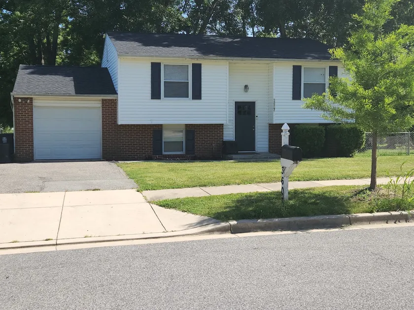 Newly renovated 2 bathroom 2 bedroom home - Image 1