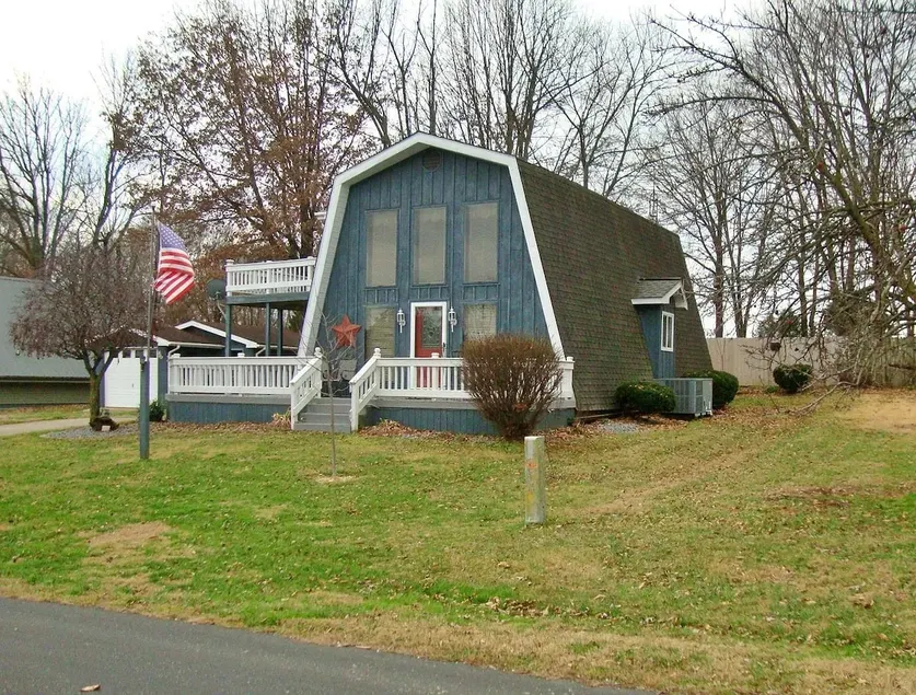 Lakehouse with Game Room, Direct Water Access, and Kayaks Included! - Image 1