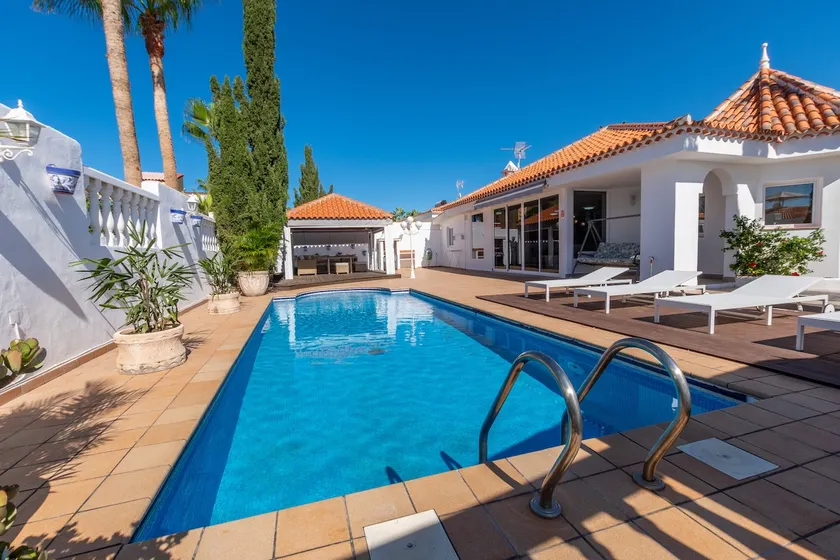 Stylish 4-bedrooms villa Arena with heated pool - Image 1
