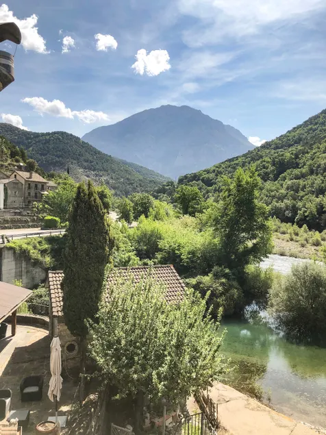 Apartment for two overlooking the river and the mountain - Image 1