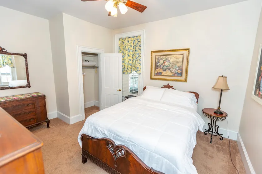 Beautiful Historic Glendale Suite 2 w/Wi-fi - Image 1