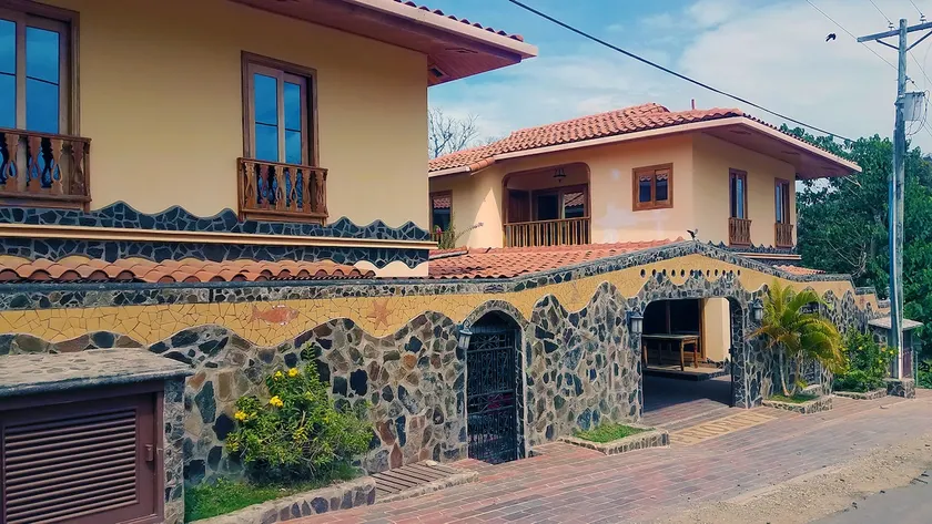Cheerful 2-bedroom villa with shared pool - Image 1