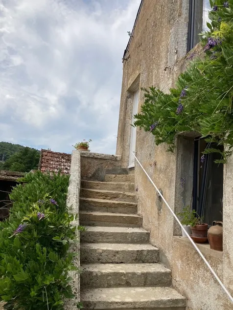 Cozy house with garden - Image 1