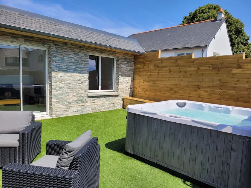 Family home with HOT TUB near sea and amenities - Image 1