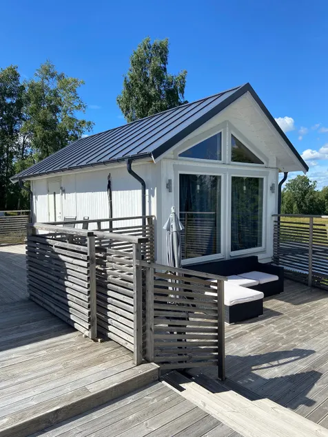 Newly built guest house overlooking Lake Vänern and green area - Image 1