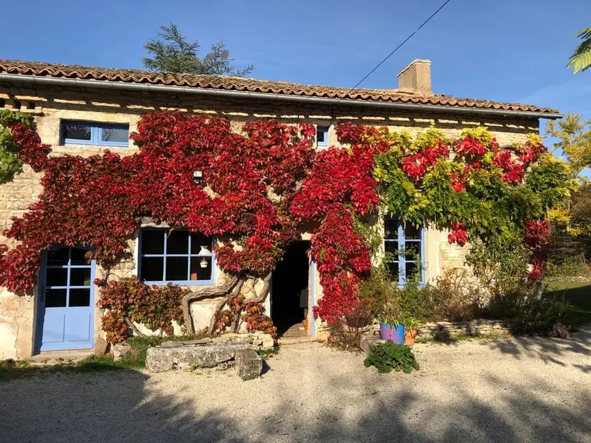 Pretty country house with large garden - Image 1