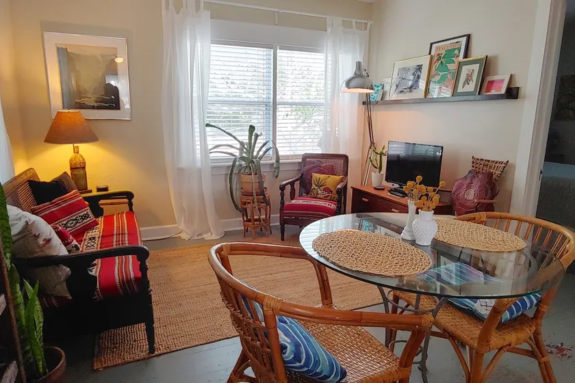 Vintage Apartment in Historic Kenwood - Image 1