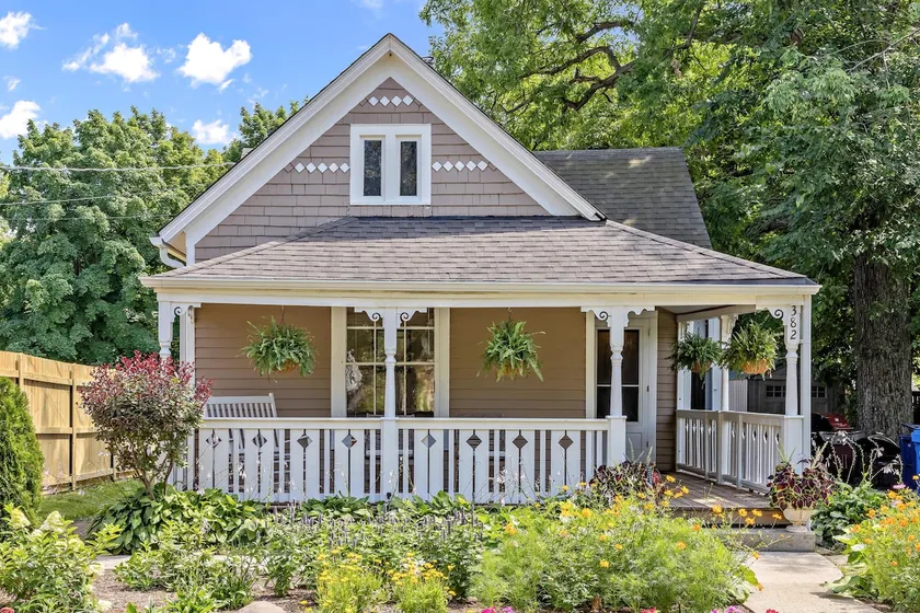 Re-imagined 1880's cottage walking distance to Highwood, Metra, Lake Michigan - Image 1