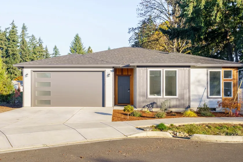 Modern Family Friendly 3BR, Open Layout, DT access - Image 1