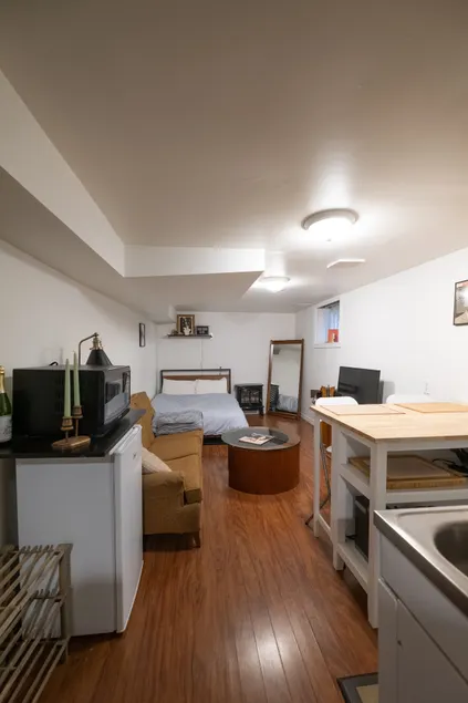 Mid Century Studio Apartment - Downtown Hamilton - Image 1