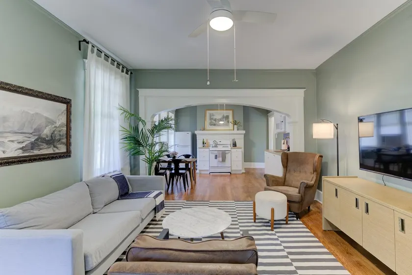 Modern and Stately Upper 2-bed in Historic Midtown - Image 1