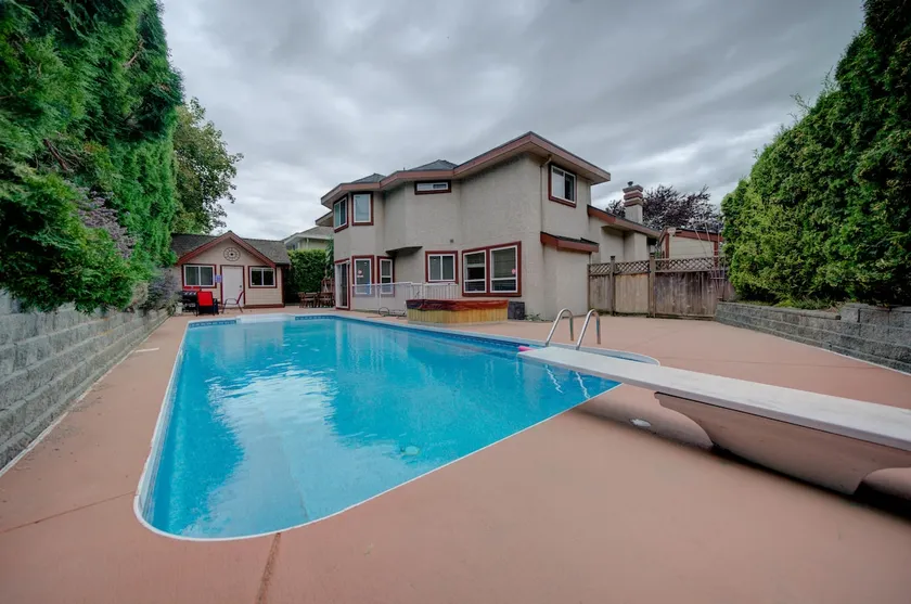Large 8 BDRM, AC, sleeps 22, pool, hot tub, pool table - Image 1
