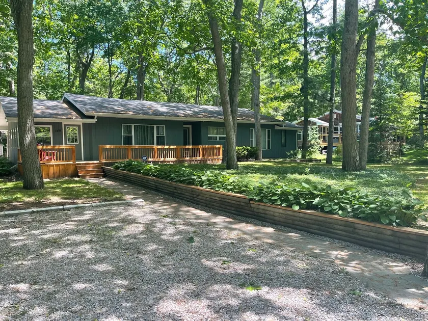 Updated Cottage in Southcott Pines, Grand Bend. Steps to Sun Beach - Image 1