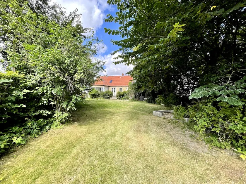 200 m2 large, bright, well-designed house in village - Image 1