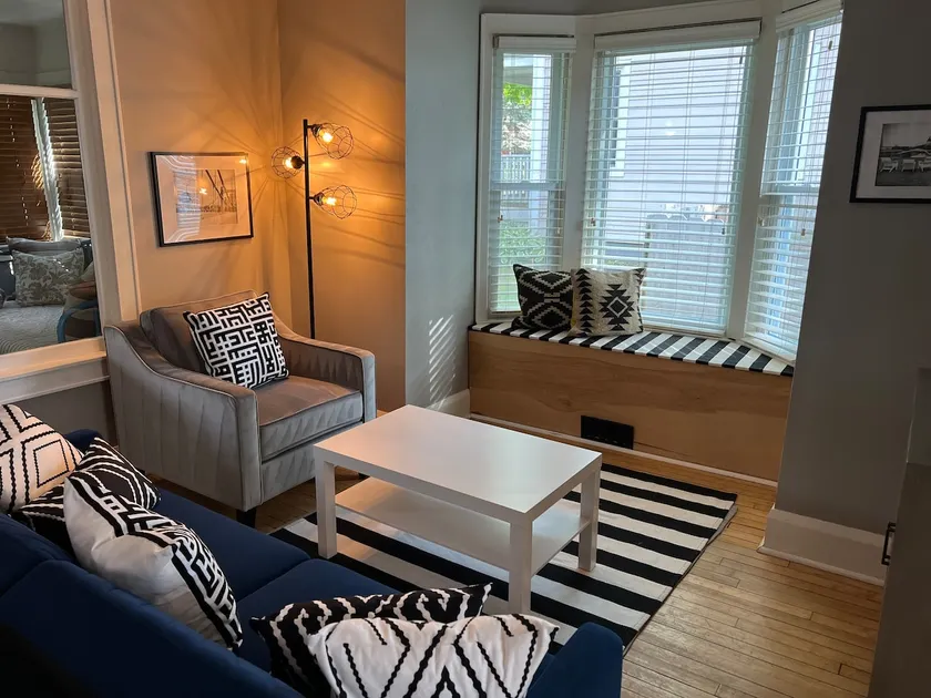 Cheerful suburban cabin on sweet quiet street - Image 1