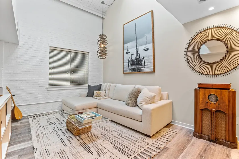 Chic Downtown Loft - Parking - Central New - Image 1