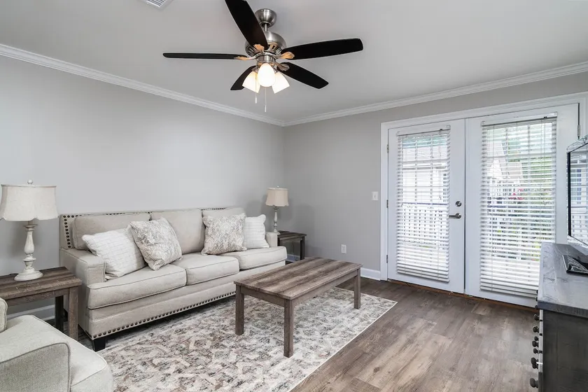 Lovely Upstairs 2-Bedroom condo with a pool - Image 1