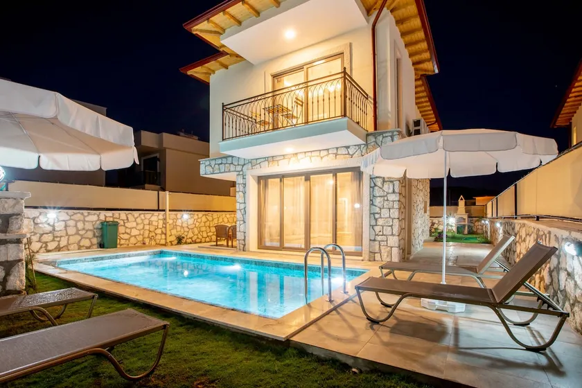 Quiet villa with nature views and pool - Image 1