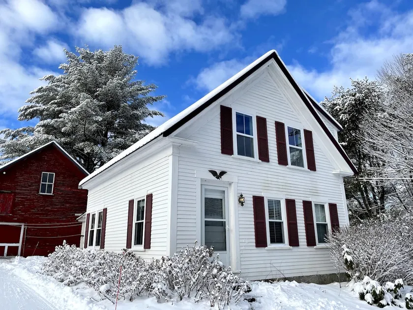 Old farm house on the waterfront - Image 1