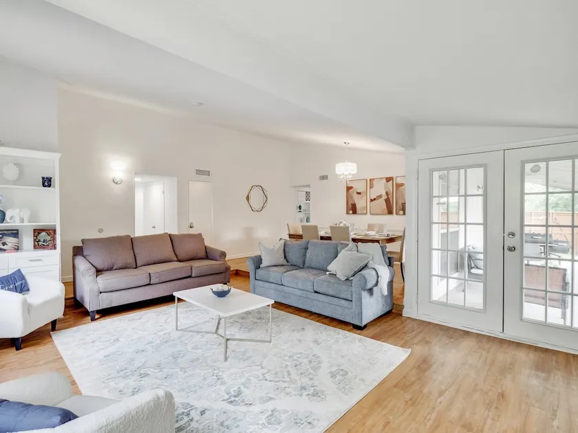 Remodeled3bedroom with central location Carrollton - Image 1