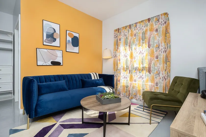 Modern Uptown Apartment - Clean & Close to Train! - Image 1