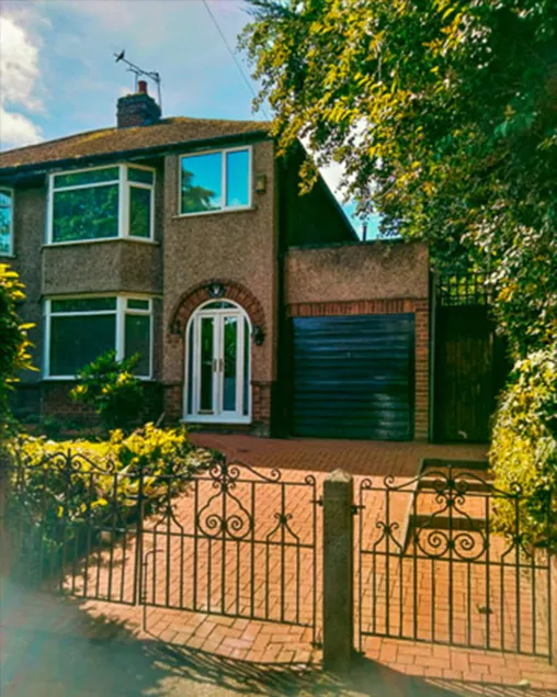 Spacious house with gardens in central Liverpool - Image 1