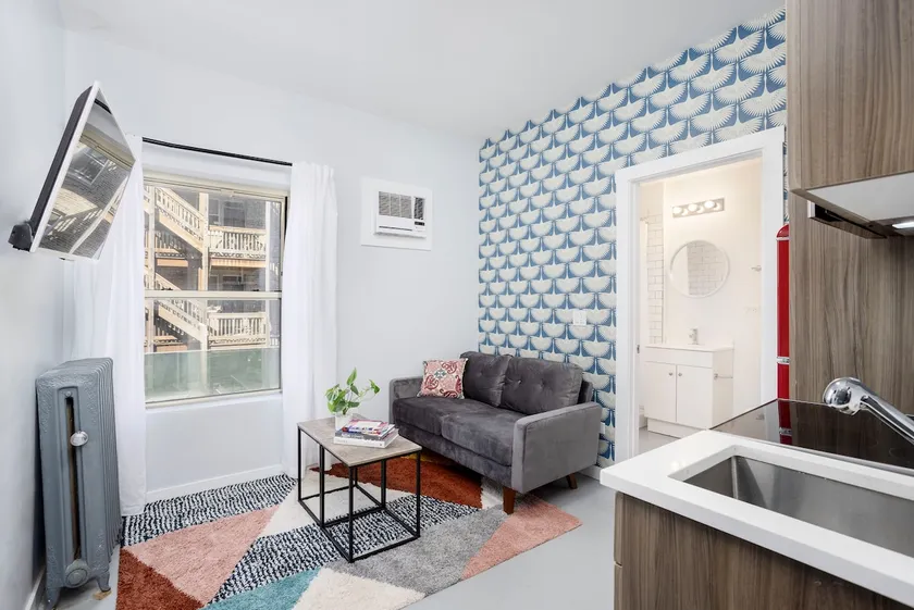 Fabulous Uptown Apartment - Clean & Close to Train - Image 1