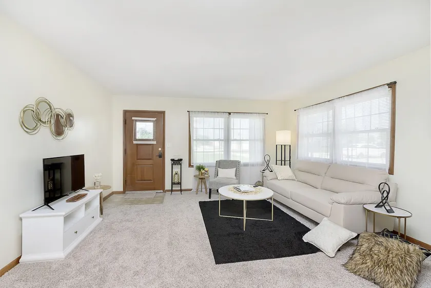 Cozy 2-Bedroom Apartment - Close To It All! - Image 1
