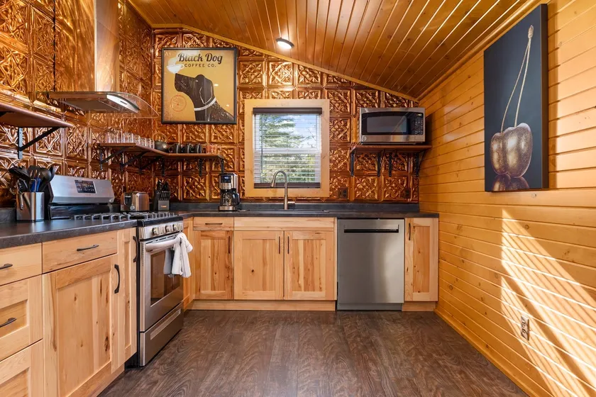 Up North 31 King Bed Hot Tub Pet Friendly Sleeps 8 - Image 1