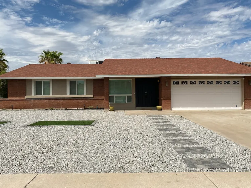 Bright, tranquil home with private back yard! - Image 1