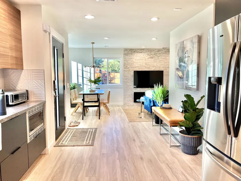 Modern Designer Downtown Townhouse Secure Parking - Image 1