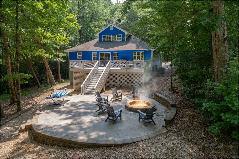 Lake Gaston Lyons creek 3 bedroom plus bunkbed loft 2 bathroom sleeps 10-12 - Image 1