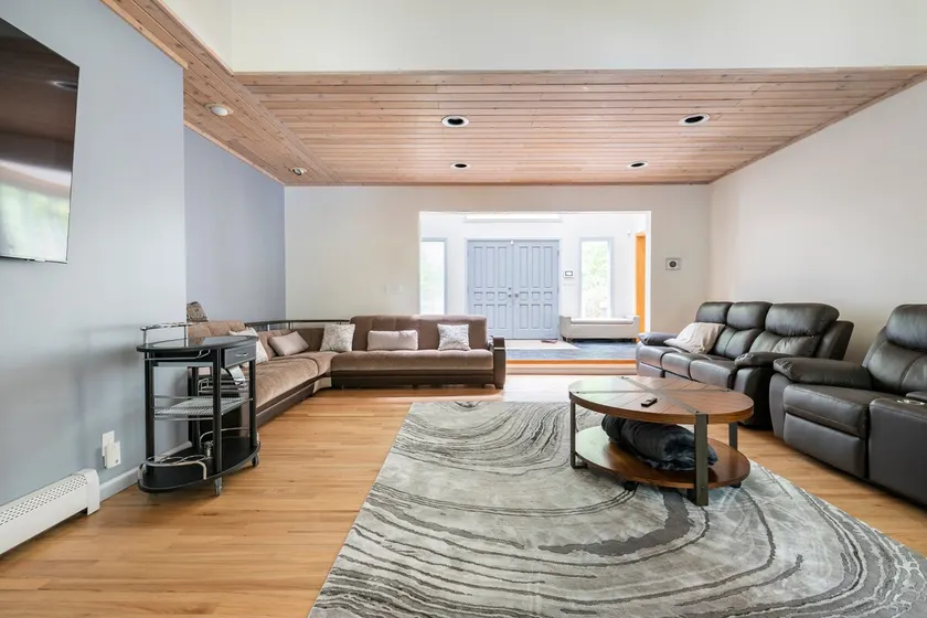 Spacious 4-bed,heat swim pool, jaccuzzi, fire pt. - Image 1