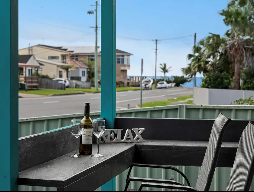 Coastal Vibes - Walk to beach, Marina, Cafes and Pubs - Image 1