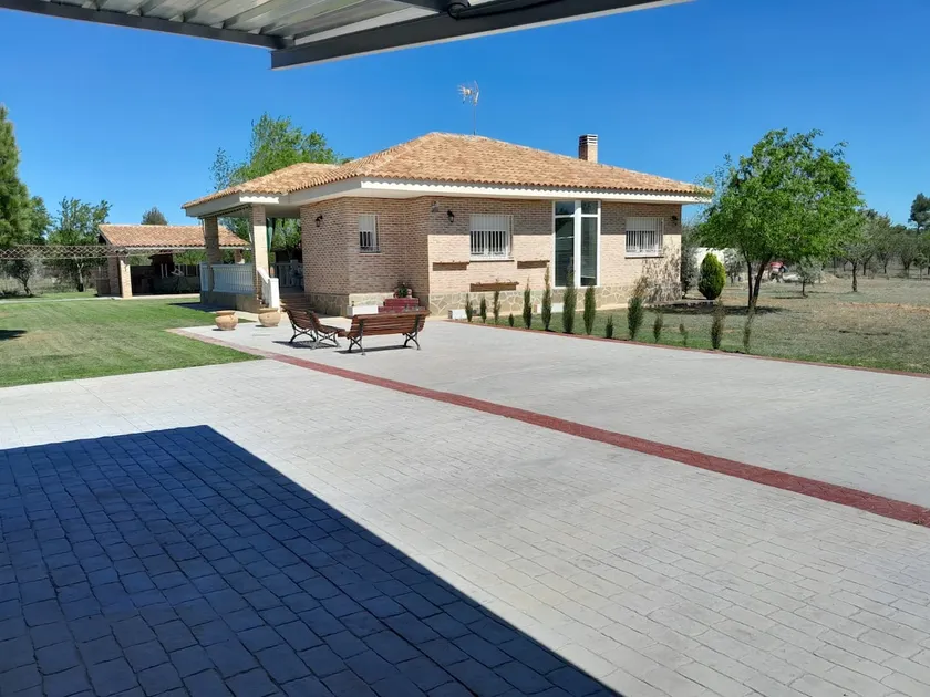 Beautiful villa with pool - Image 1