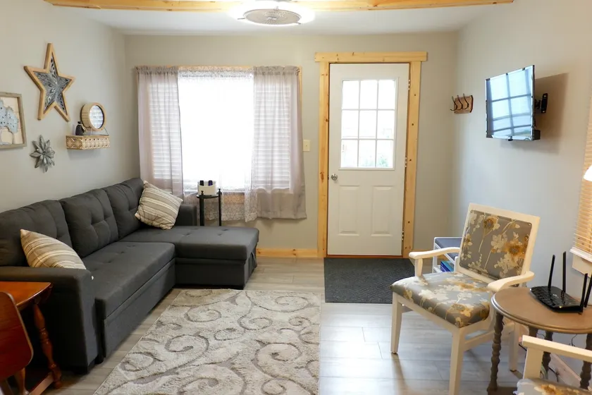 Cozy, farmhouse-style 1-bedroom apartment - Image 1