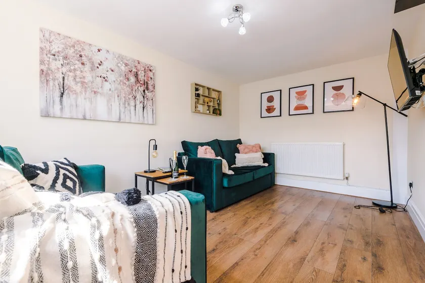 Charming 3-Bed cottage in Chester, ideal for Families & Workers, FREE Parking - Sleeps 7 - Image 1
