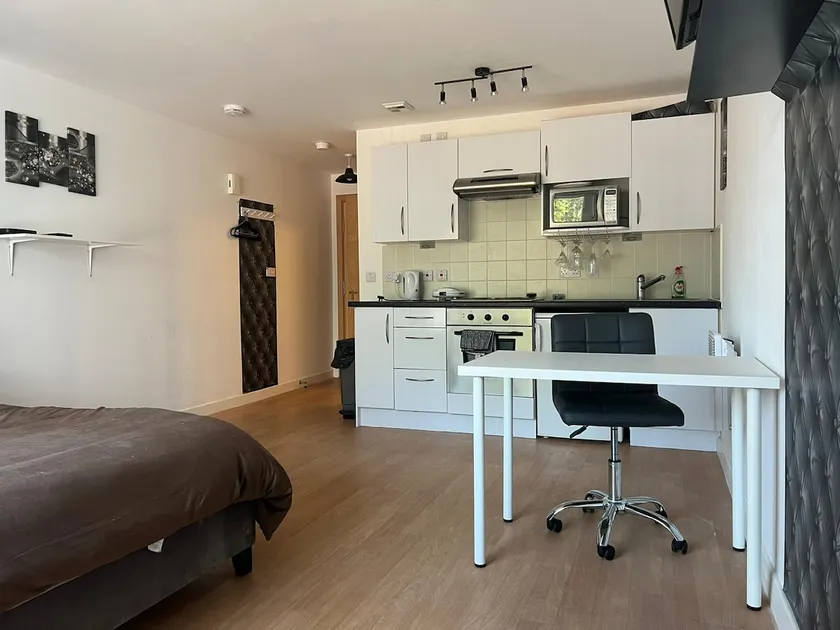Flat with free parking in Gunwharf Quays - Image 1