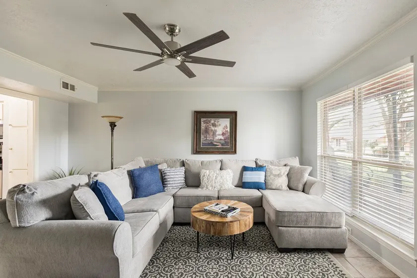 Cozy Townhouse near Lake w Covered Parking - Image 1