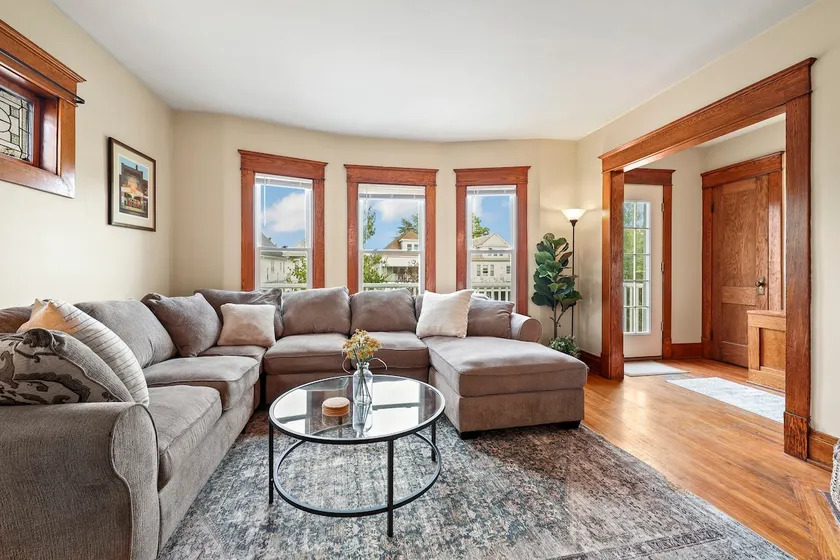 Cozy 3 Bedroom 2 Full Bath - Free Parking + More! - Image 1