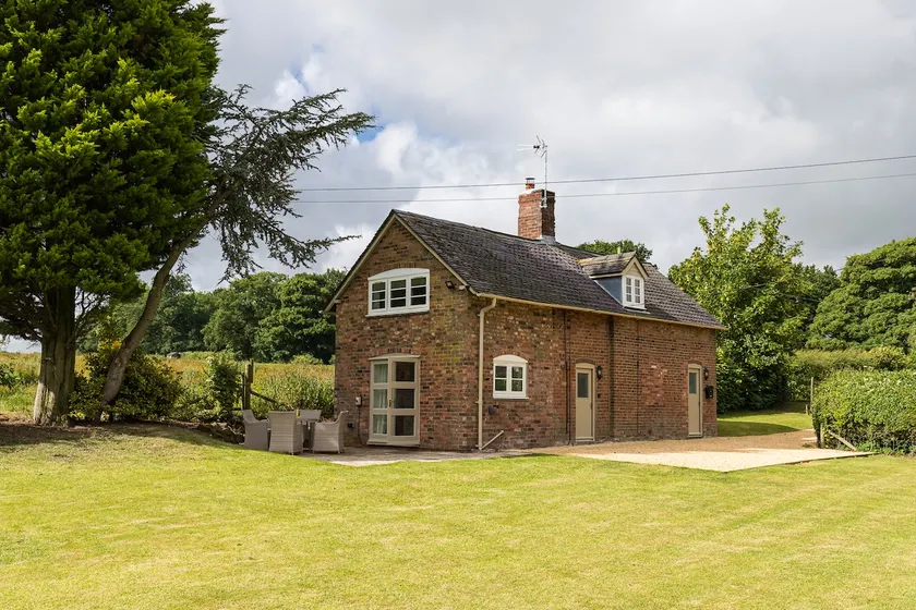 Remote Cosy Cottage, Rural Estate, Staffordshire - Image 1