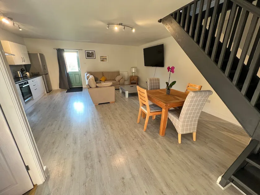 Spacious, self contained annex with free parking - Image 1