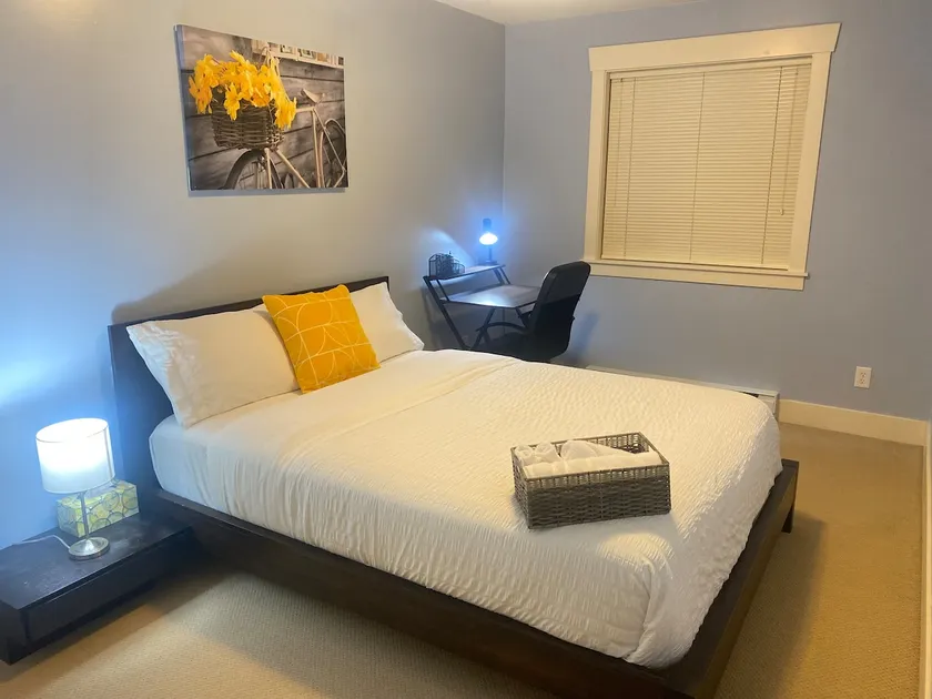 Cozy and bright 2-bedroom home with comfort stay - Image 1