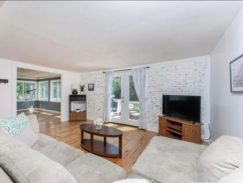 Lakefront Gem: Cozy 3-Bedroom Summer Cottage - Image 1