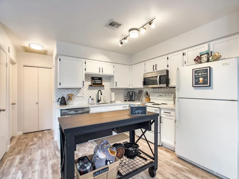 Coffee House Mesa-Tempe-King Bed-Prime location-Close to ASU-Walk to Sloan Park! - Image 1