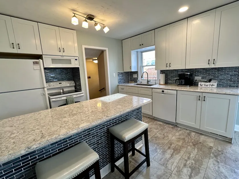 Charming Football Hall of Fame Bungalow - Image 1